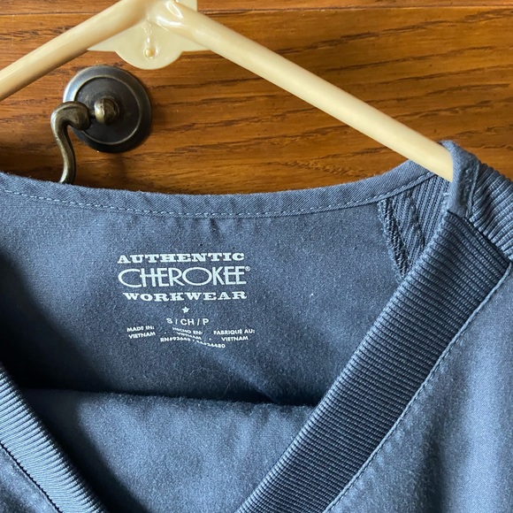 Cherokee scrub top - Picture 2 of 3